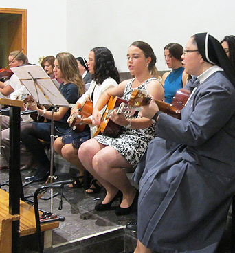 Alumnas y monjas tocando guitarra en colegio mayor