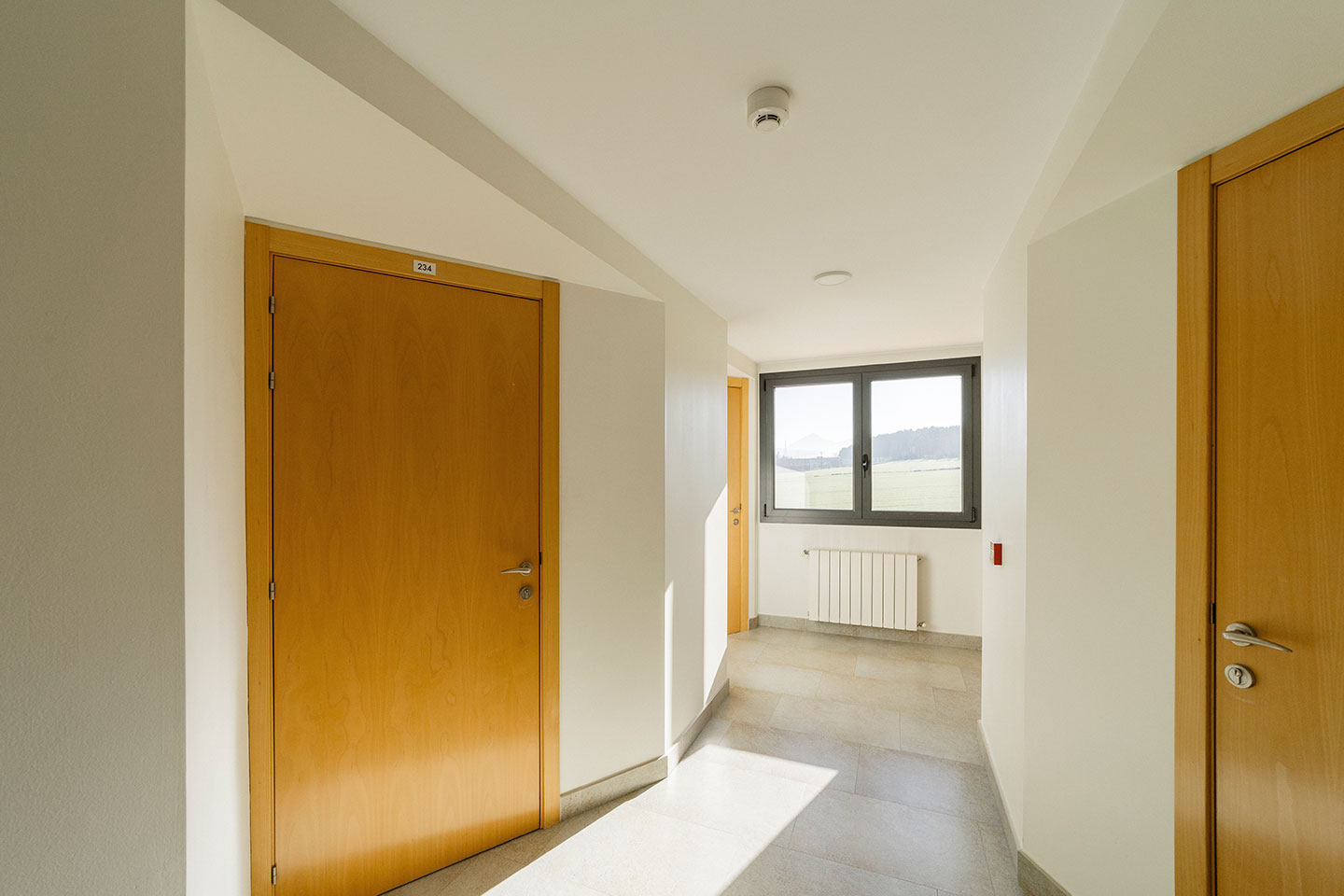 Pasillo habitaciones Colegio Mayor Santa Clara